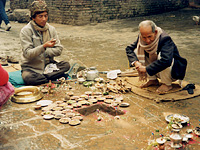 壺の儀礼をするネパール仏教僧侶