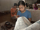 チャンティンによるロウ置き：インドネシア，ジャワ島クドゥンウニ，ウィ・スゥ・チュン工房（2006年）