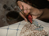 チャンティンによるロウ置き：インドネシア，ジャワ島クドゥンウニ，ウィ・スゥ・チュン工房（2006年）