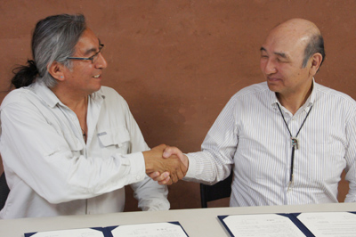 協定書に署名をするジム・イノート館長と須藤館長（右）