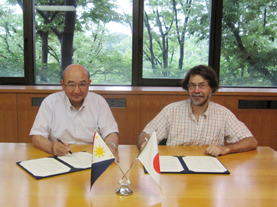 学術協定書に署名をする須藤館長（左）と覚書に署名をするピーター・Ｊ・マシウス准教授