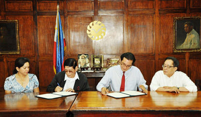 学術協定書に署名をするジェレミー・バーンズ館長、CESO III（右から2人目）と覚書に署名をするウィルフレッド・Ｆ・ヴェンディヴィル教授（左から2人目）