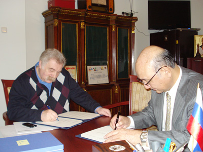 協定書に署名をする須藤館長（右）とV・M・グルースマン館長