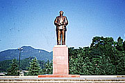 韶山村の中央広場にある毛沢東銅像